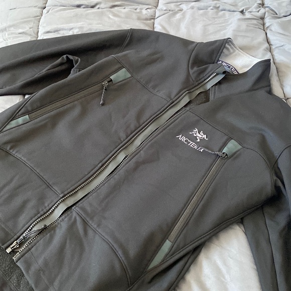 Arc’teryx Light Jacket - Picture 1 of 4